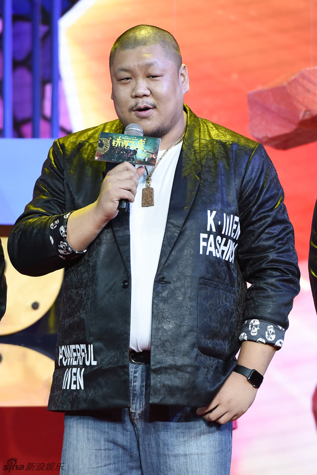 组图:成龙哼红歌起舞 黄子韬王大陆展魔性笑容_高清图集_新浪网