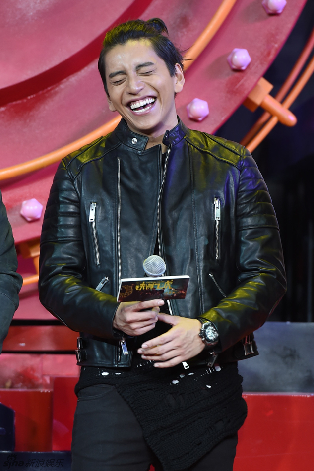 组图:成龙哼红歌起舞 黄子韬王大陆展魔性笑容_高清图集_新浪网