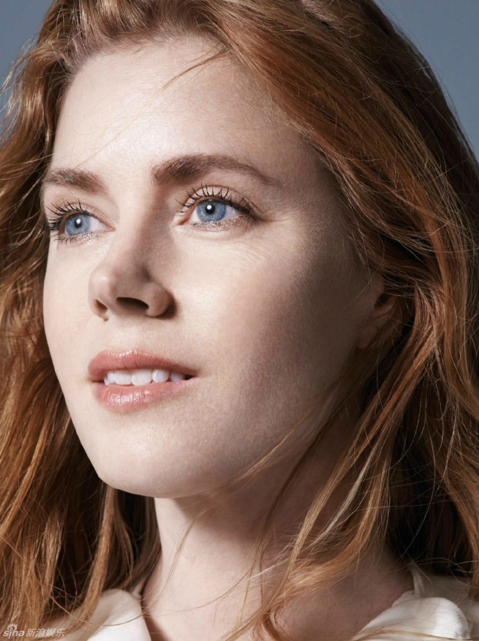 艾米亚当斯秀性感酥胸长腿_高清图集_新浪网