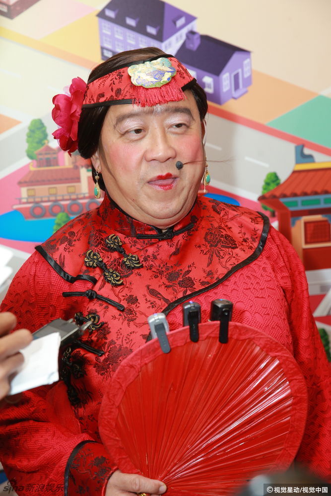 太像!曾志伟穿女装扮媒婆 脸上还长大痣