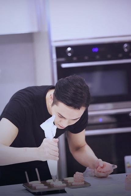 组图:贤惠的男人!陈伟霆助阵王思聪节目做蛋糕_高清图集_新浪网