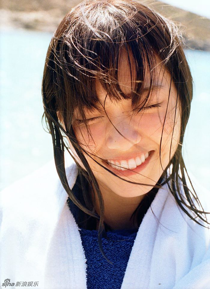 新浪娱乐讯 日本少女组合"乃木坂46"人气成员西野七濑近日拍摄了一组