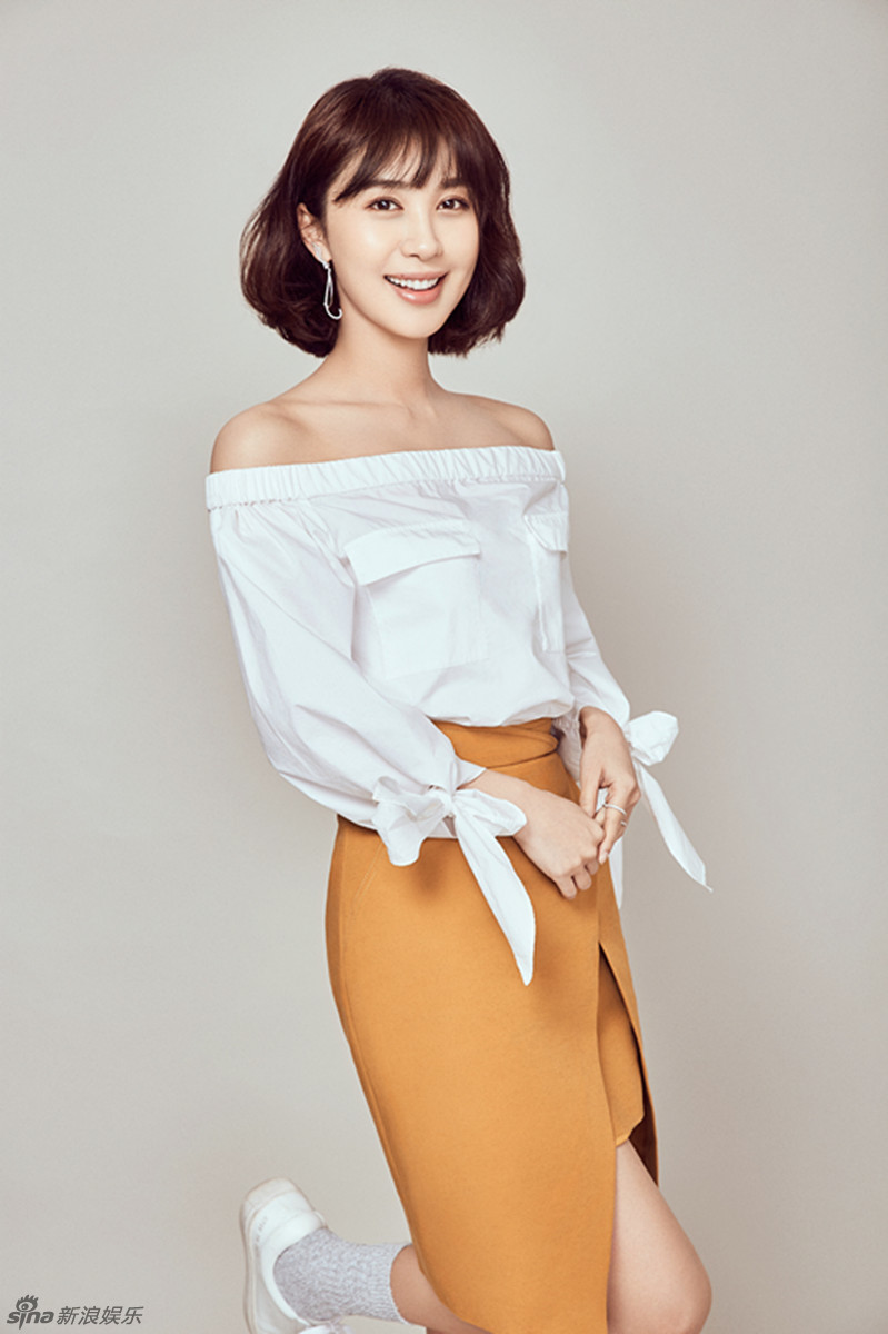 组图:李菲儿清新俏皮露香肩 笑容甜美大秀美腿_高清图集_新浪网