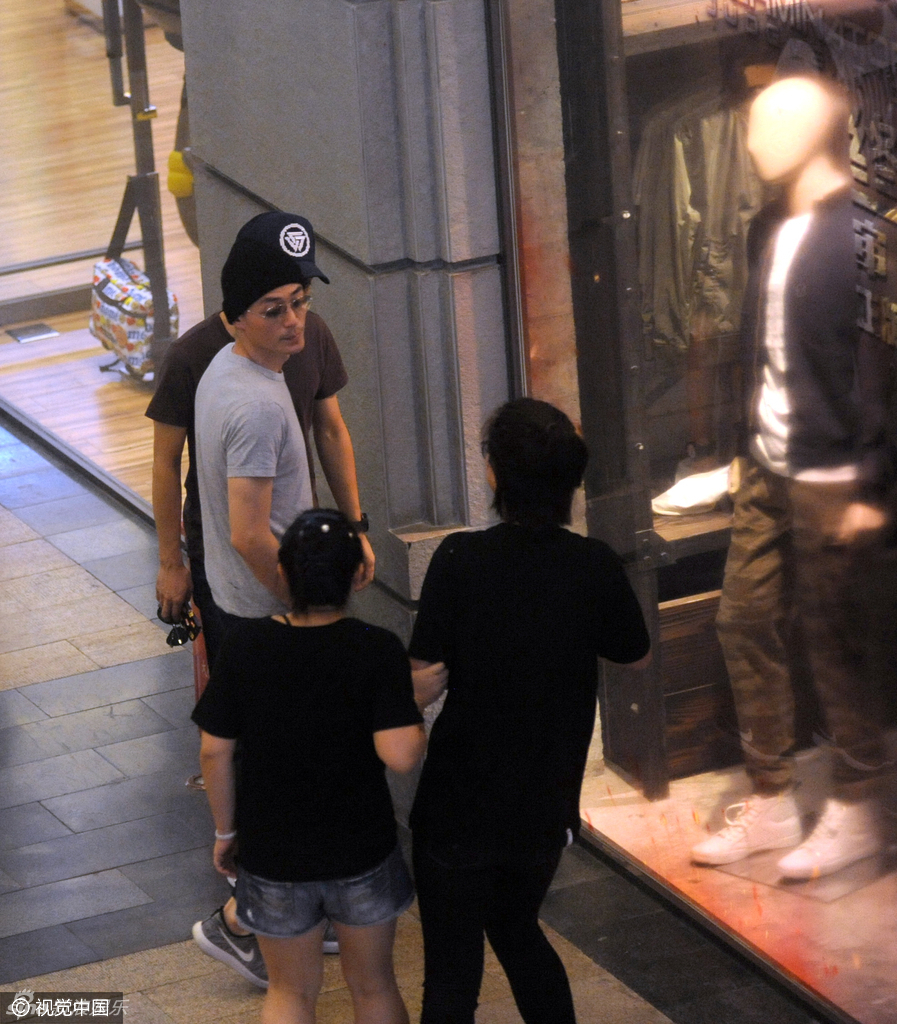 霍建华与助理散步 遭女粉丝搭讪大方热聊