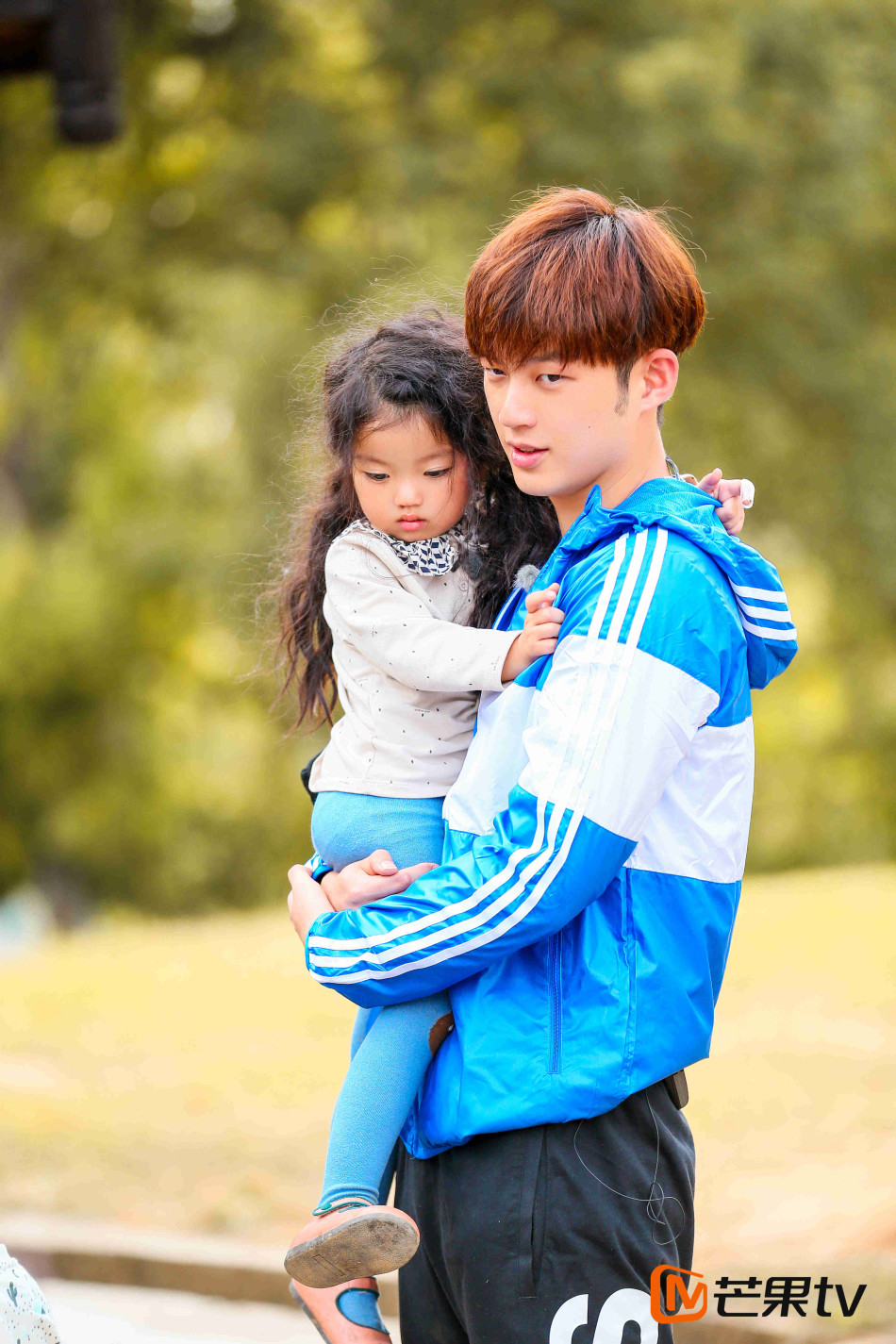 董力喂阿拉蕾吃饭