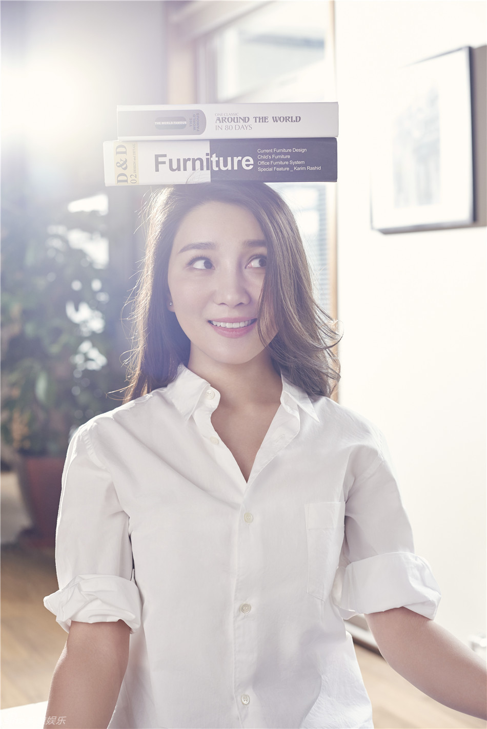 这组全新的写真中,陈蓉身穿白衬衣,阔腿牛仔短裤,简单干净,趴在桌子上