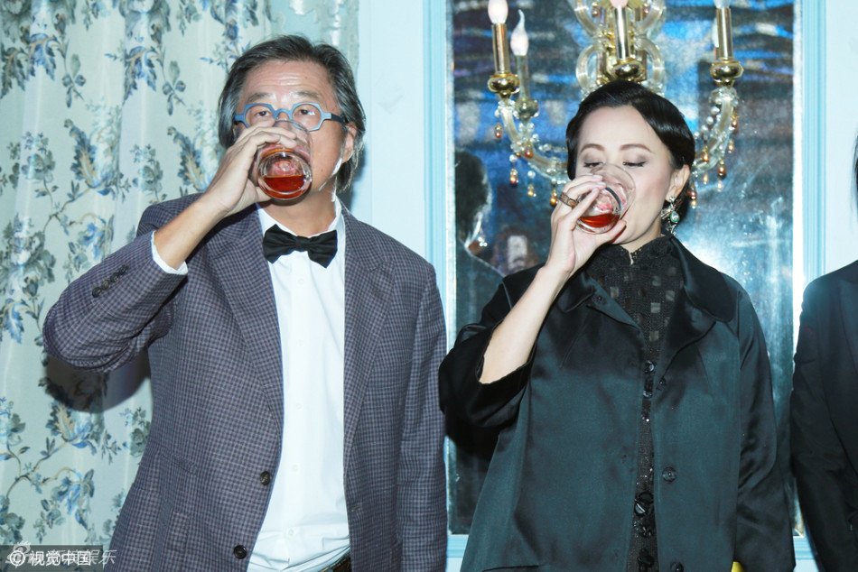 刘嘉玲现身王伟忠生日派对 举杯豪饮