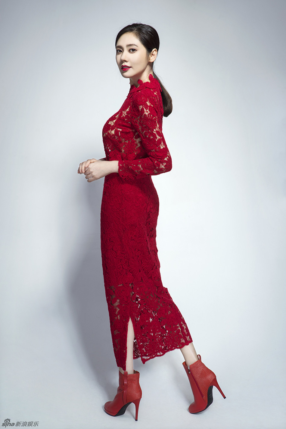 秋瓷炫优雅性感秀美胸 身材凹凸红唇诱人