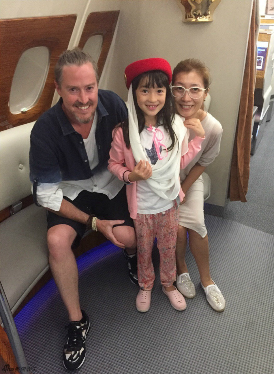 组图:夏克立一家合体爱意满屏 夏天湿身现长腿_高清图集_新浪网