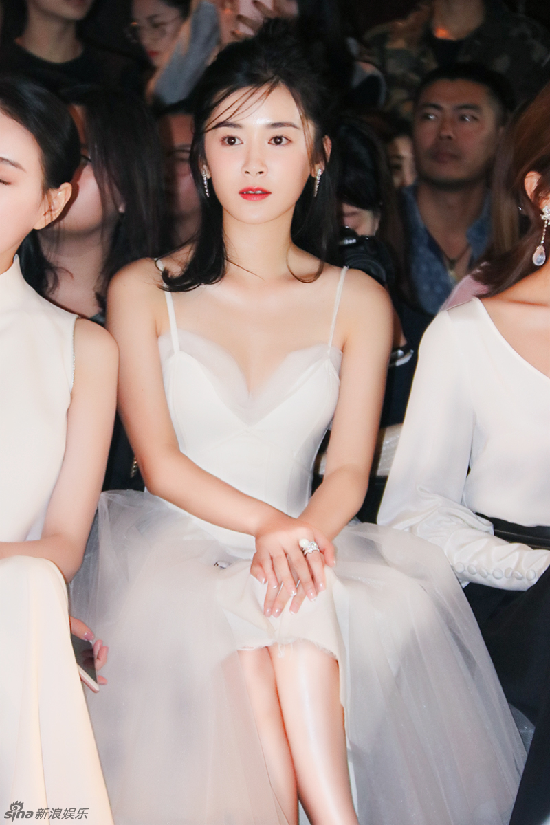 组图:石安妮吊带纱裙仙气逼人 清新笑容显甜美_高清图集_新浪网