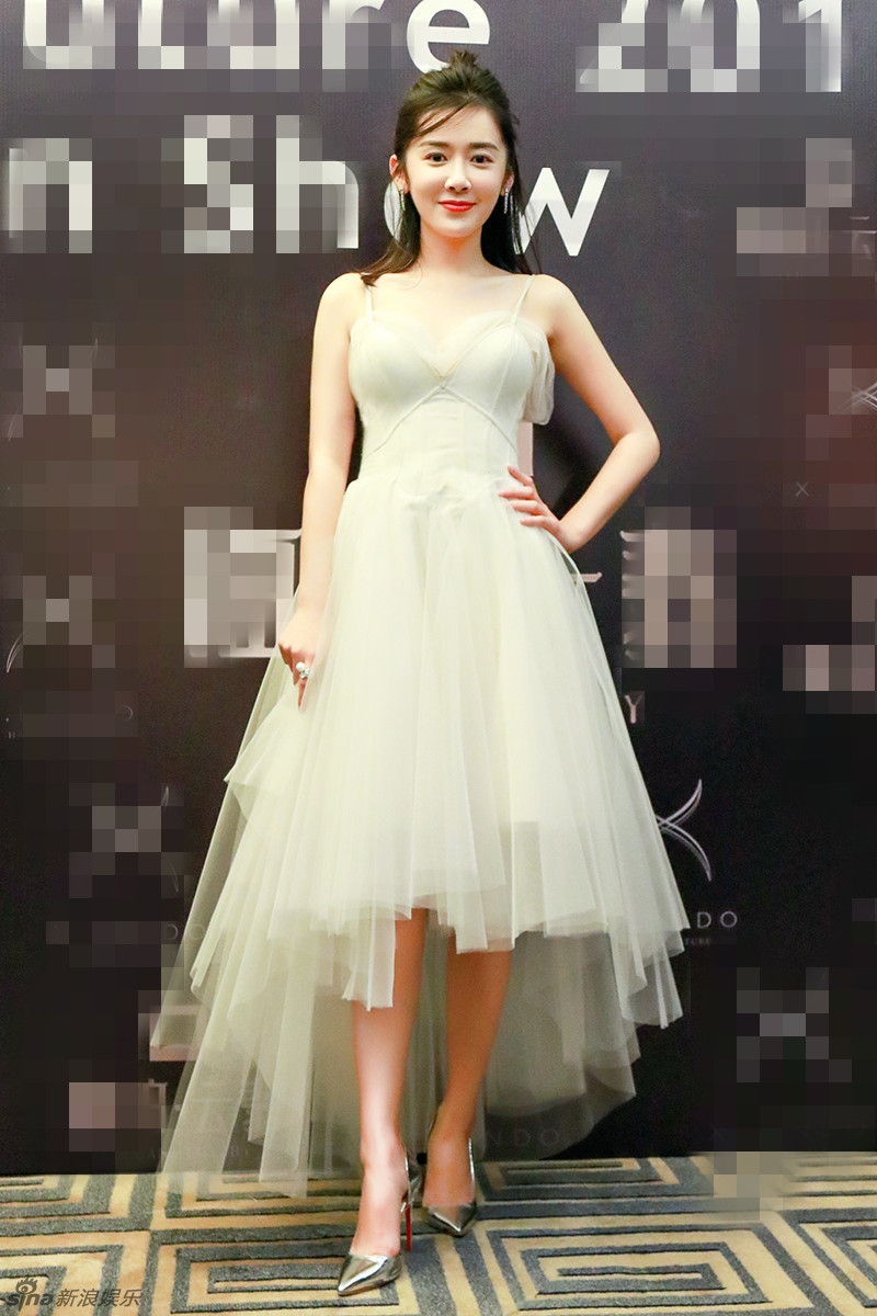 组图:石安妮吊带纱裙仙气逼人 清新笑容显甜美_高清图集_新浪网