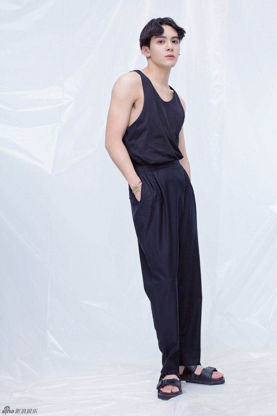 组图:曾舜晞清凉背心秀胸肌 硬朗帅气展男友力_高清图集_新浪网