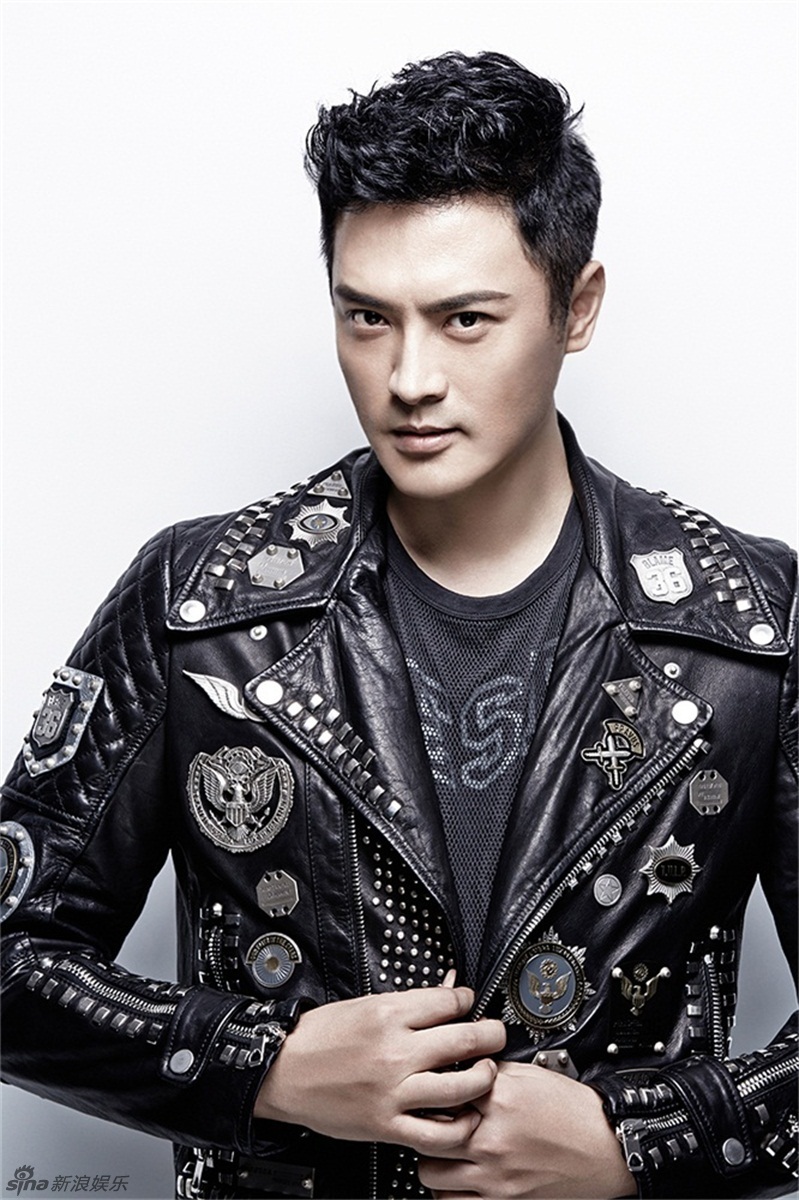 刘晓虎纯黑色皮衣简约时尚