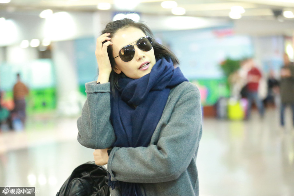 高圆圆狂跑捂嘴甜笑围巾捂头变娇羞少女