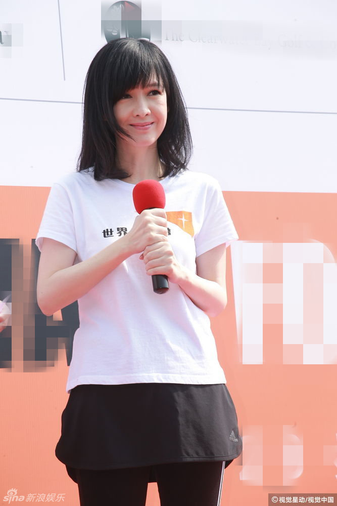 组图:短发变玉女掌门!49岁周慧敏皮肤白嫩