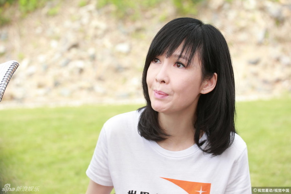 组图:短发变玉女掌门!49岁周慧敏皮肤白嫩
