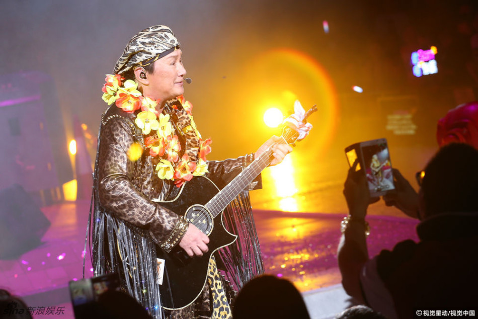 新浪娱乐讯 近日,《许冠杰演唱会2016》尾场在香港举行,许冠杰从头到