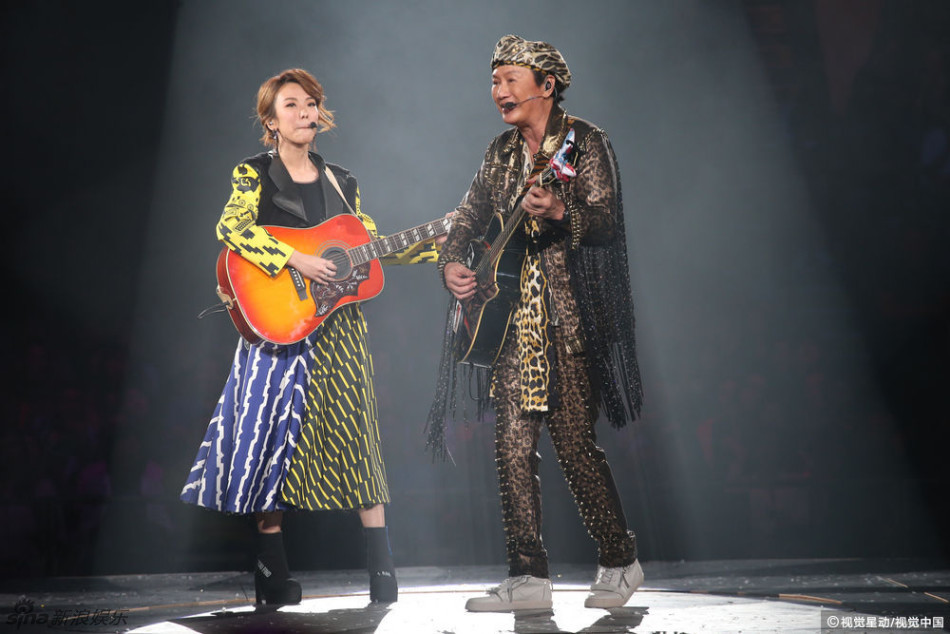 新浪娱乐讯 近日,《许冠杰演唱会2016》尾场在香港举行,许冠杰从头到