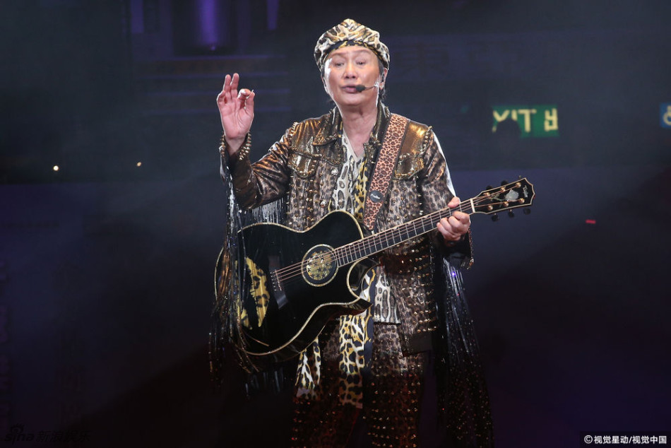 新浪娱乐讯 近日,《许冠杰演唱会2016》尾场在香港举行,许冠杰从头到