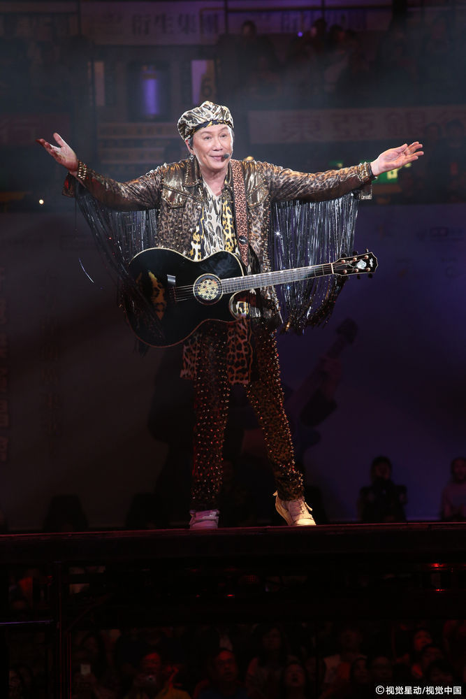 新浪娱乐讯 近日,《许冠杰演唱会2016》尾场在香港举行,许冠杰从头到