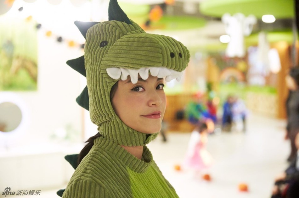 组图:城会玩!姚晨挺肚扮恐龙陪土豆过万圣节_高清图集_新浪网