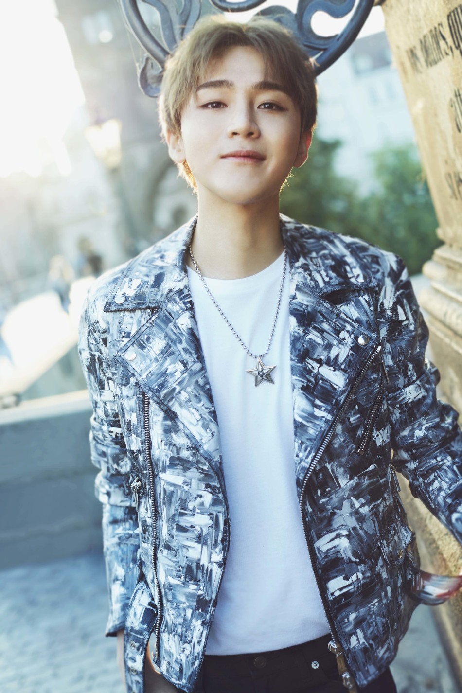 组图:李炜布拉格写真曝光 机车夹克展轻熟魅力_高清图集_新浪网