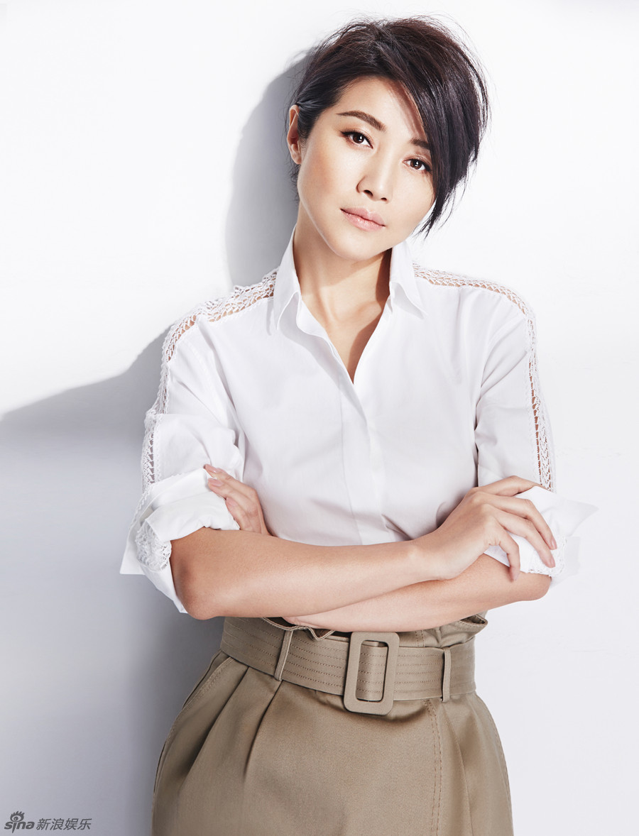 颜丙燕深v性感秀香肩 优雅纯净文艺感足