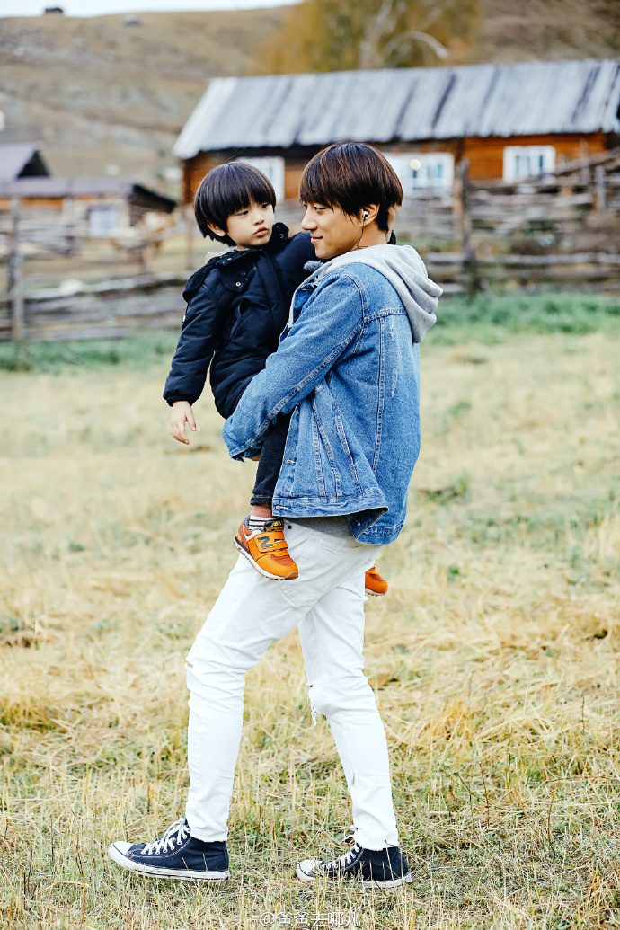 组图:《爸4》暖心奶爸黄致列毕业 不舍别亦航_高清图集_新浪网