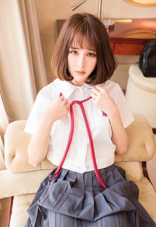 组图:嫩模学生装清纯出镜 微撩裙摆诱惑力十足_高清图集_新浪网