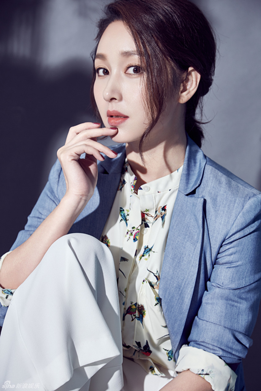 组图演员廖晓琴盈暖写真透优雅成熟女性气质