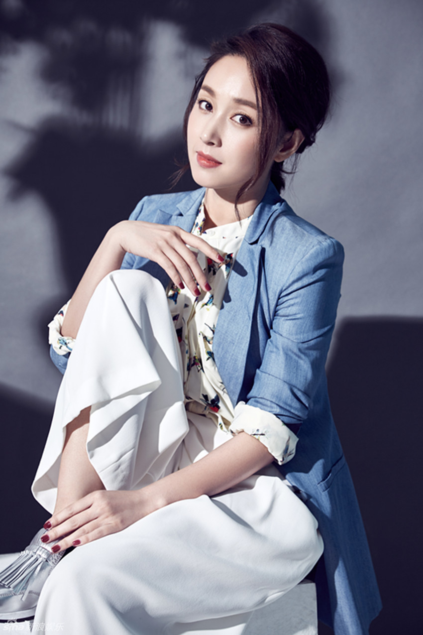 组图演员廖晓琴盈暖写真透优雅成熟女性气质