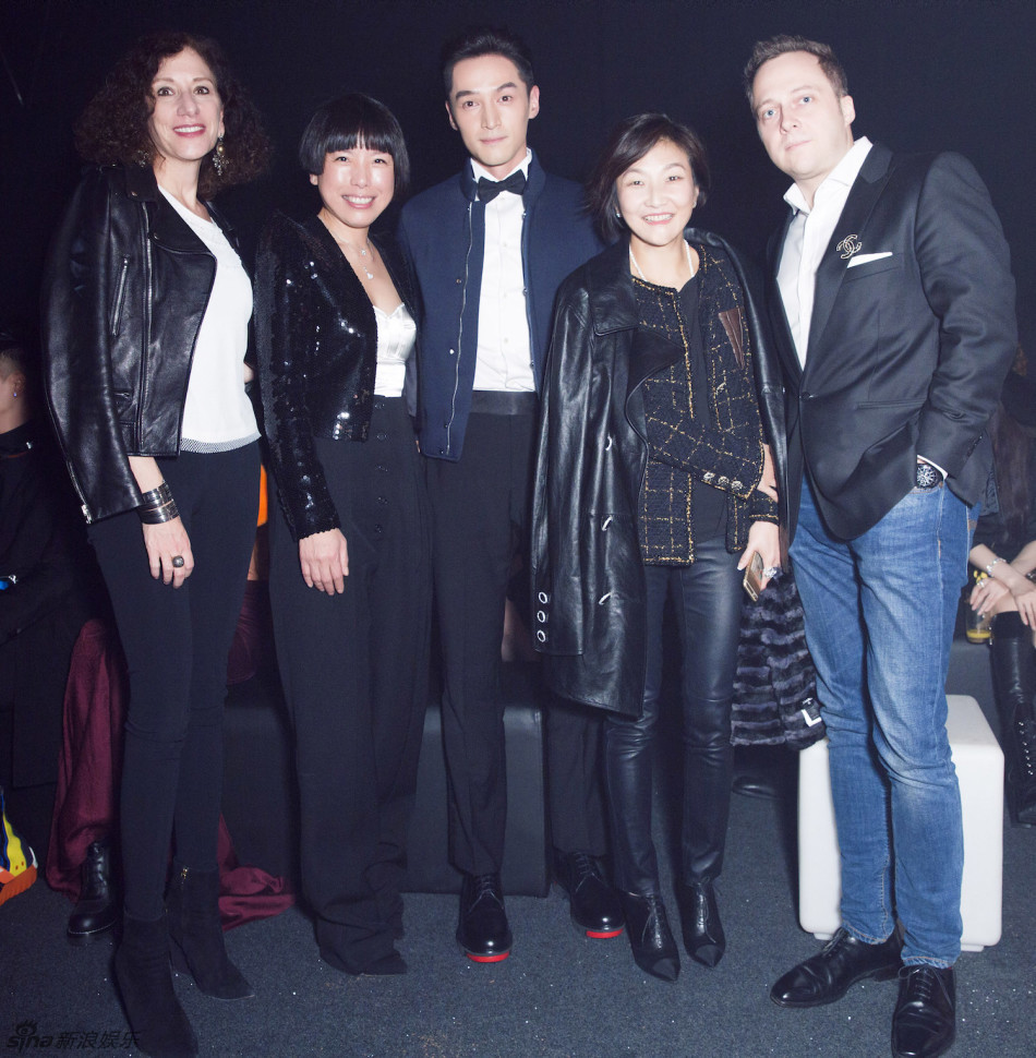 组图:满分同框!胡歌合影刘雯逆天长腿超吸睛_高清图集_新浪网