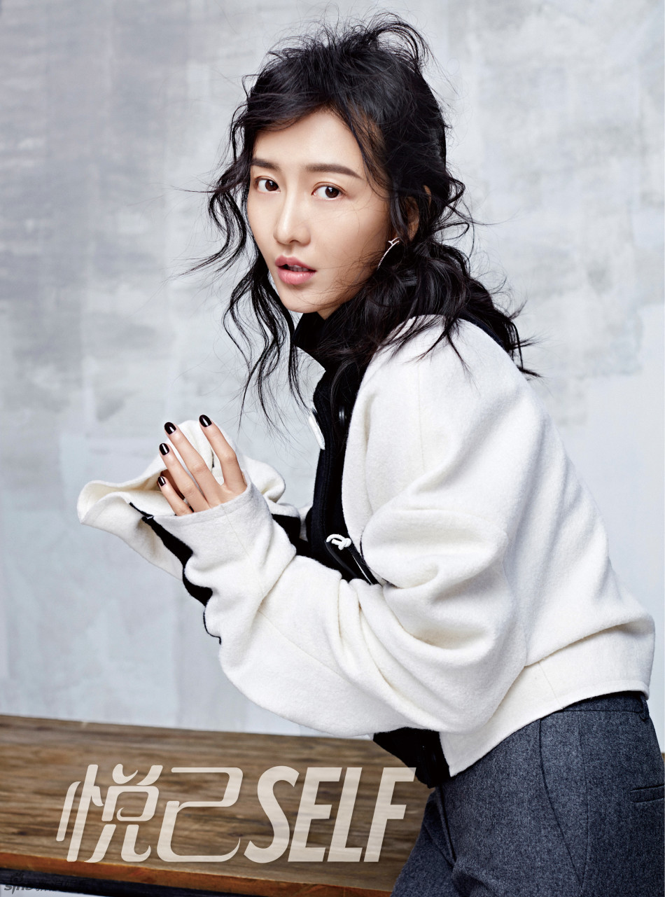 王鸥头发蓬乱演绎日系冷淡美