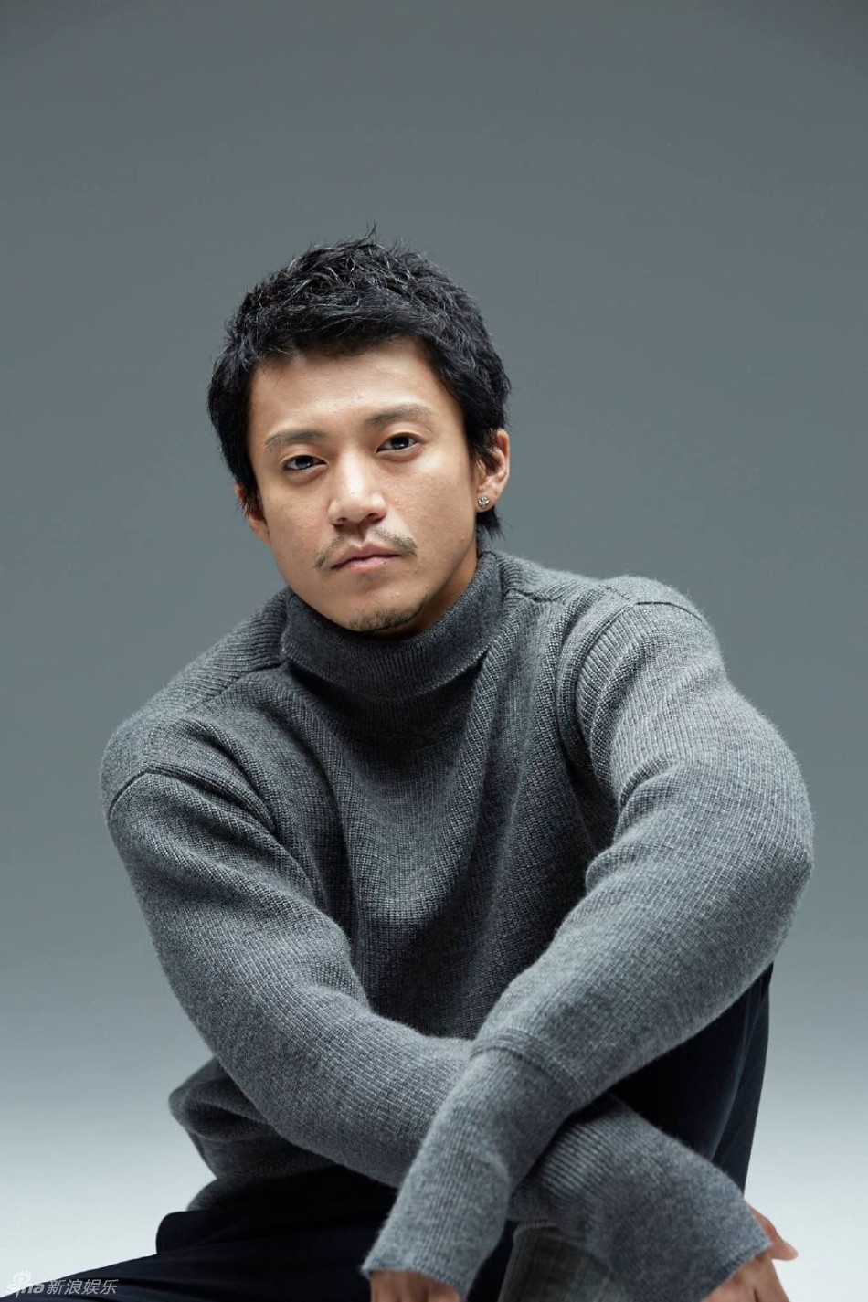 新浪娱乐讯 小栗旬全新写真美图曝光,主演新作《恶魔蛙男》已经在日本