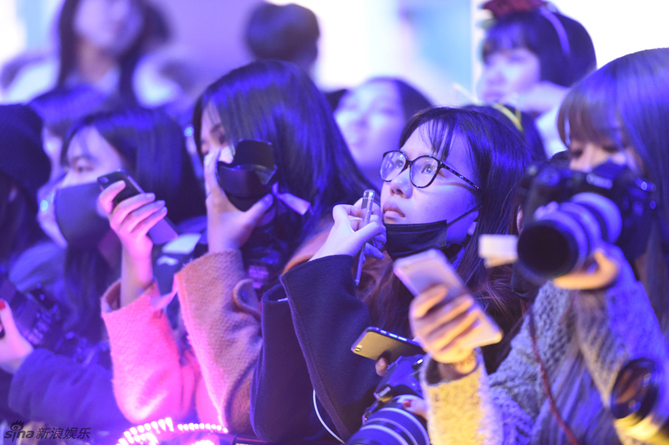 图为鹿晗粉丝团,李易峰粉丝团应援现场.王远宏,邵欣/图