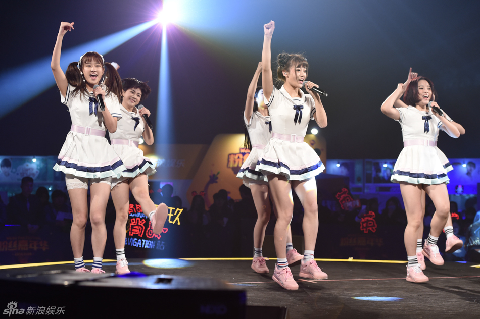 组图:活力十足!超级女团粉丝嘉年华边唱边跳_高清图集_新浪网