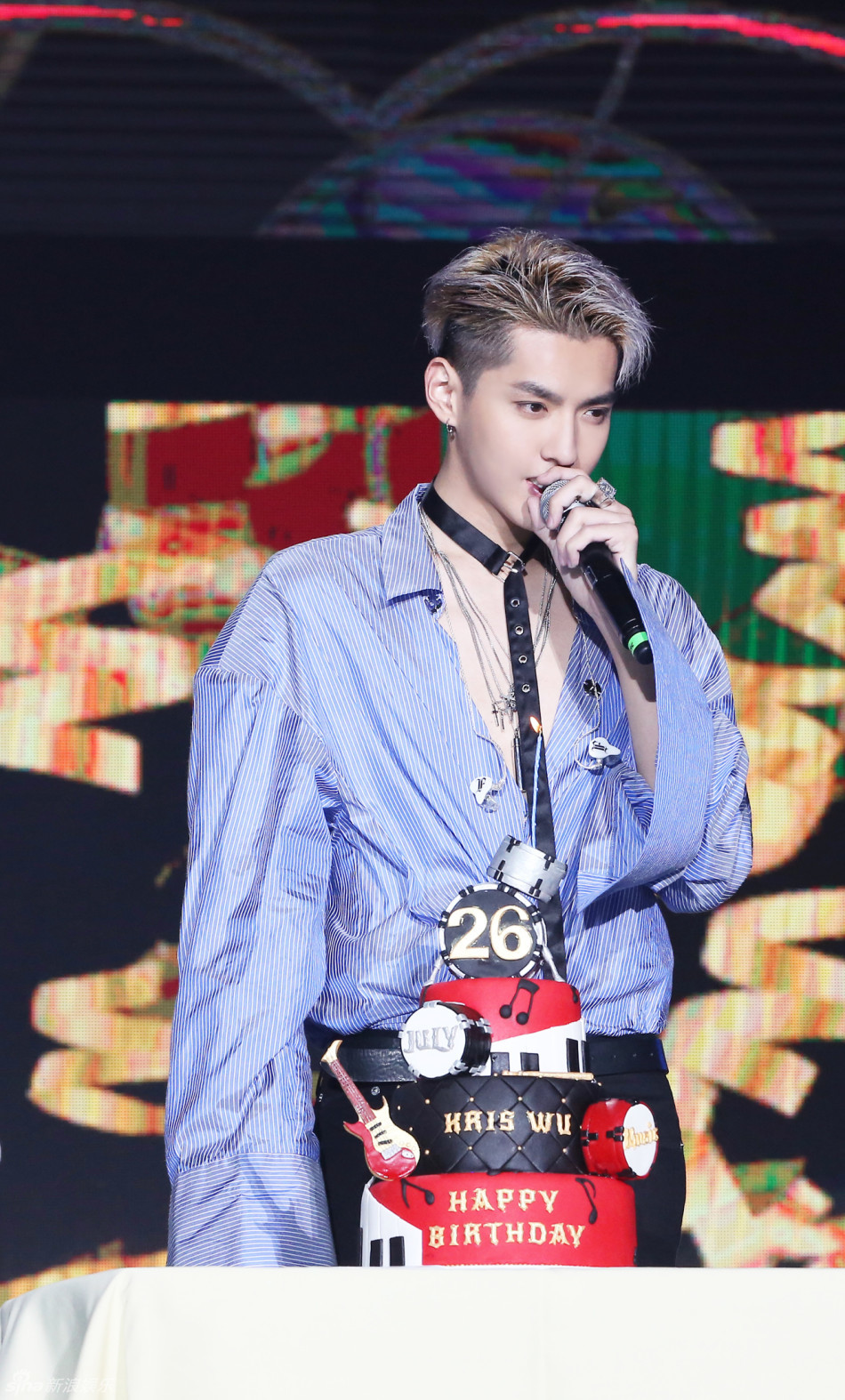 组图:吴亦凡银发造型亮相 衬衣太性感引尖叫_高清图集_新浪网