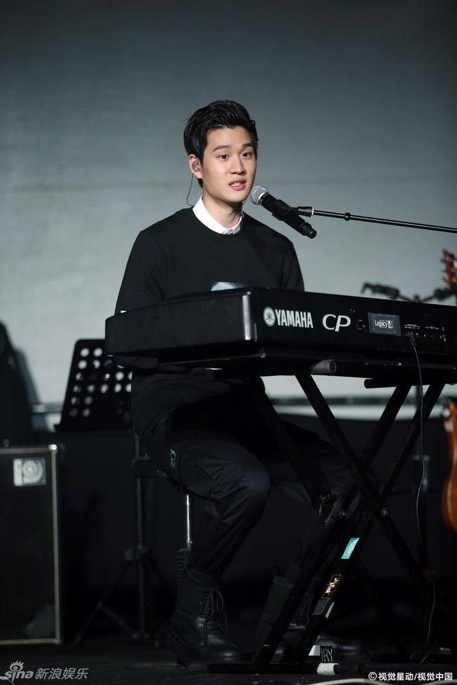 周兴哲称撞脸林俊杰很困扰_高清图集_新浪网