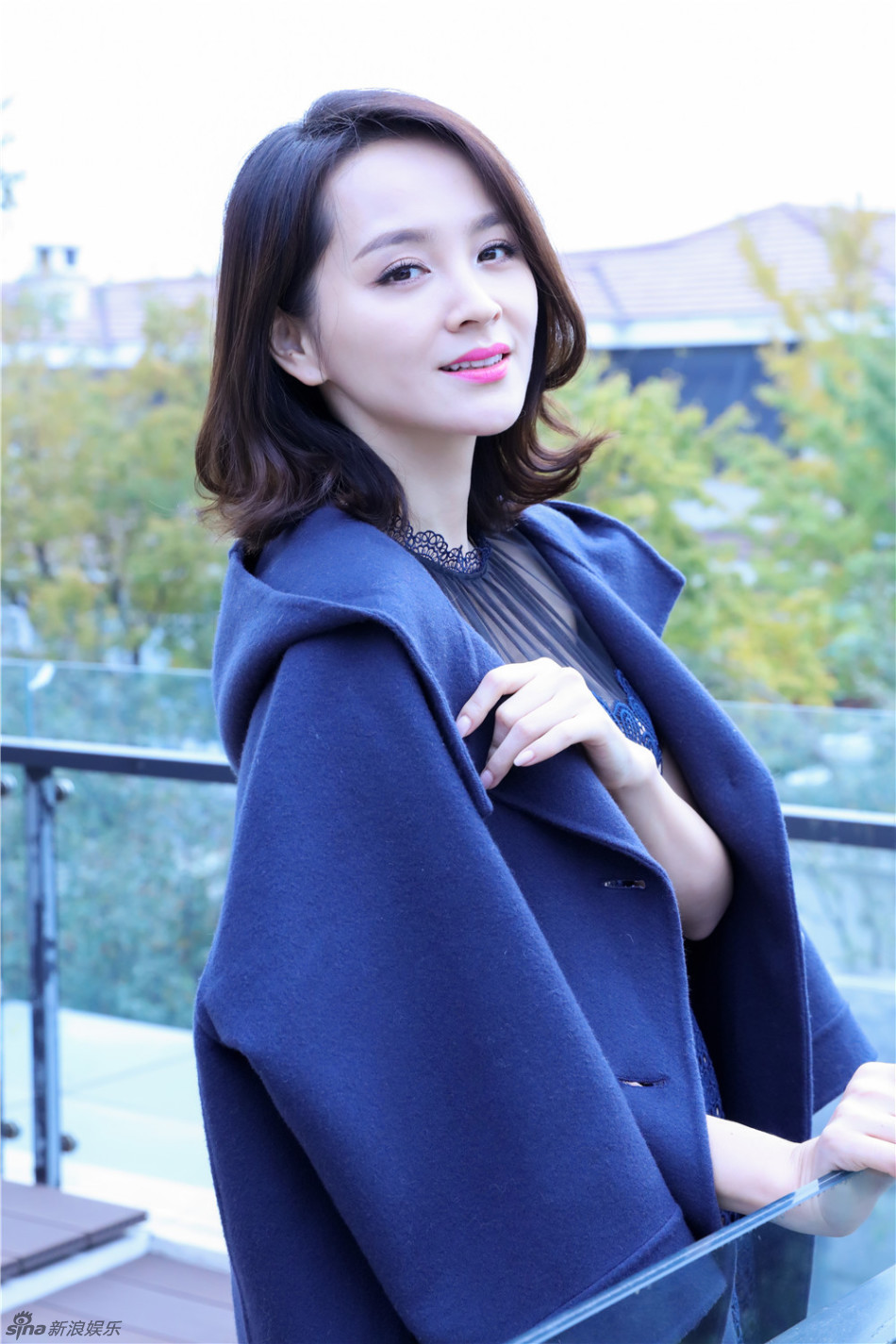 组图:邓莎优雅变身轻熟女 小露香肩惹太诱惑_高清图集_新浪网