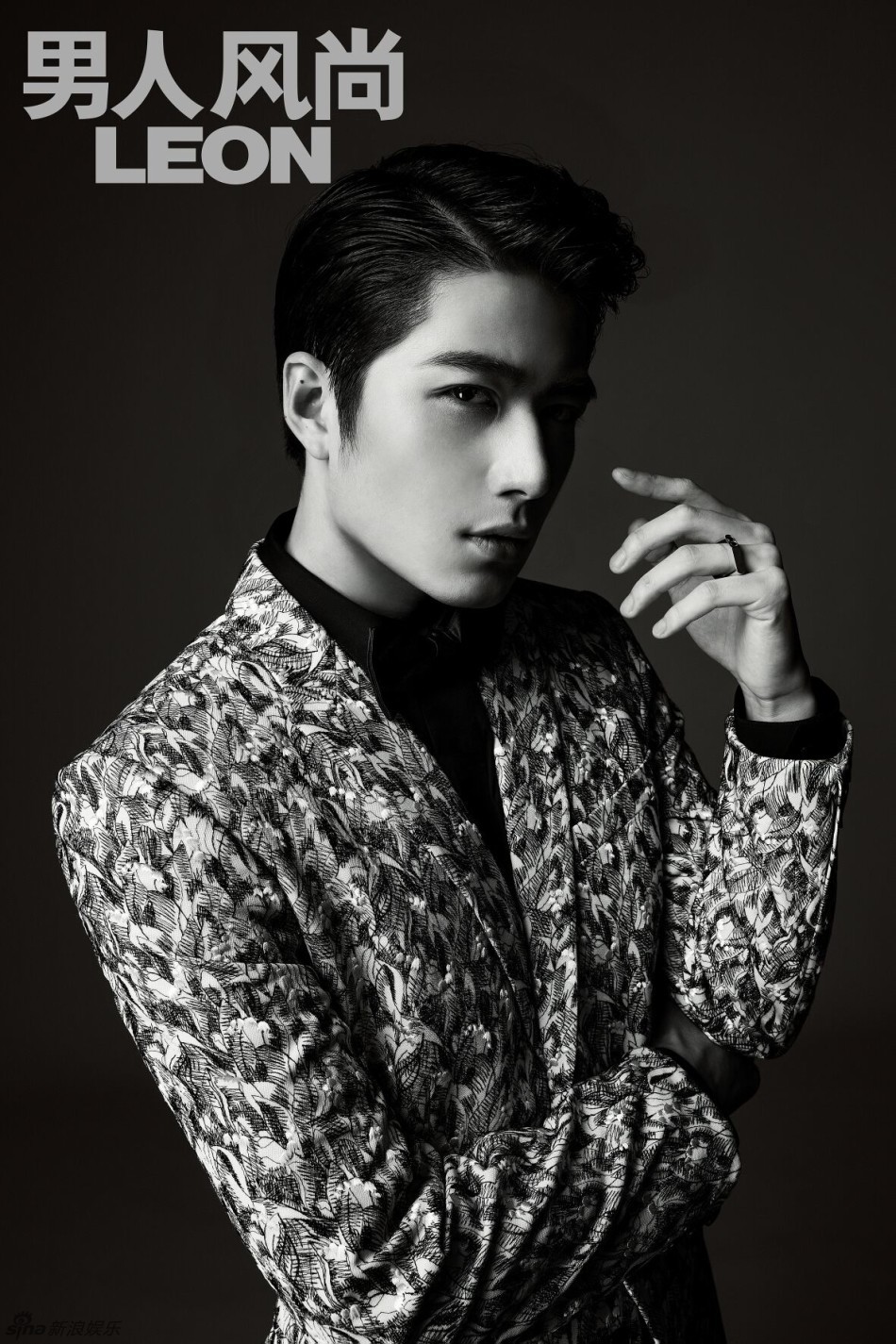 新浪娱乐讯 今日,陈学冬曝光了一组为某杂志拍摄的封面大片,此组照片