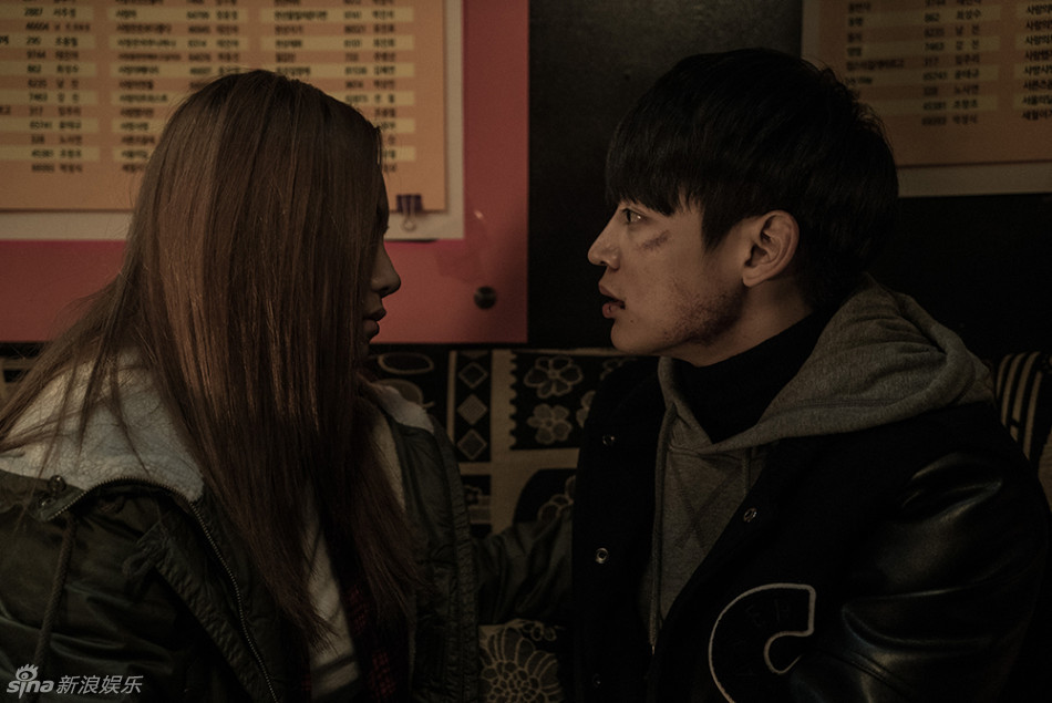 组图:《两个男人》剧照 马东锡崔珉豪眼神凌厉_高清图集_新浪网