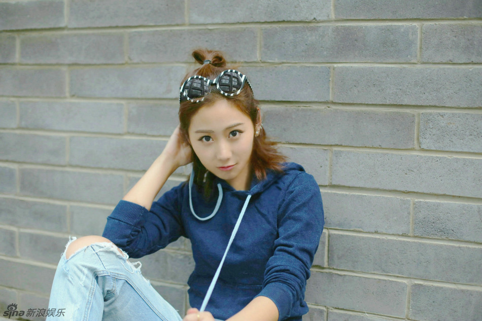 组图:韩鹿随性俏皮秀蛮腰 时尚潮搭尽显青春_高清图集_新浪网