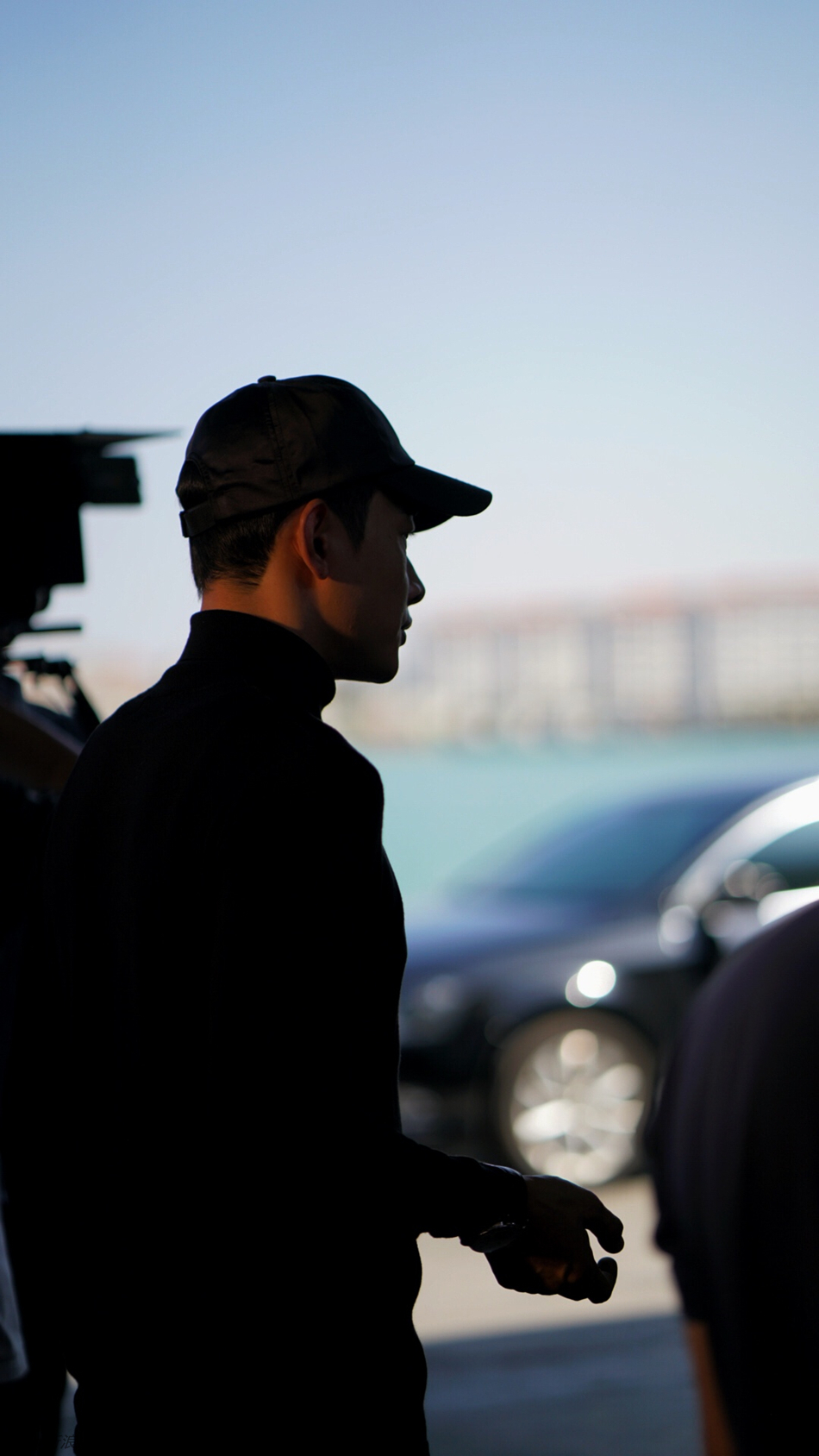 罗晋全黑look高冷有型_高清图集_新浪网