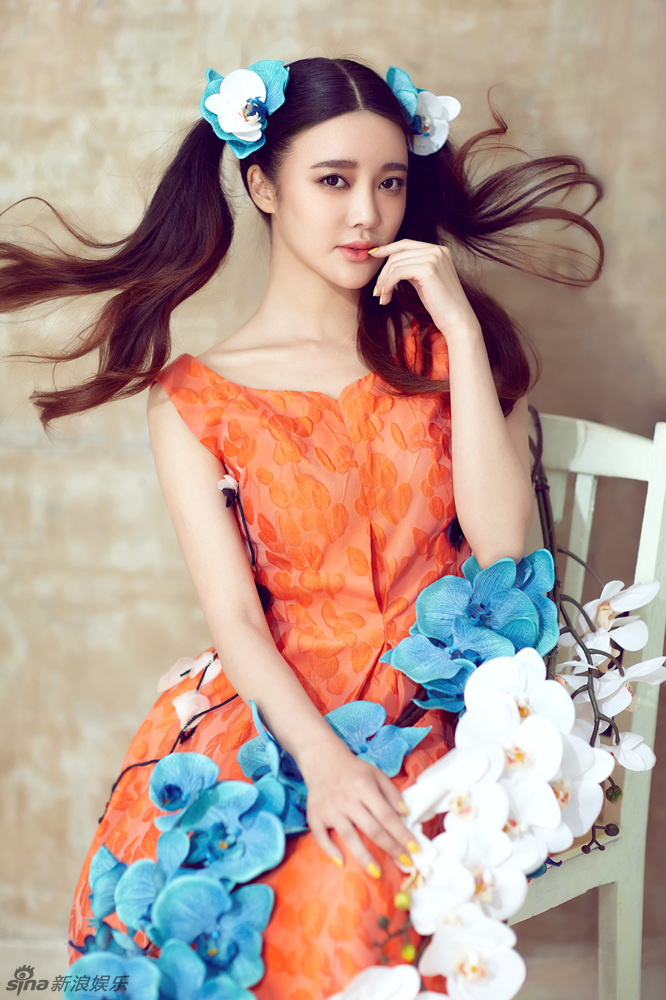 新浪娱乐讯 近日,网上曝出一组鬼马少女张璇的写真照片,飘逸的双马尾