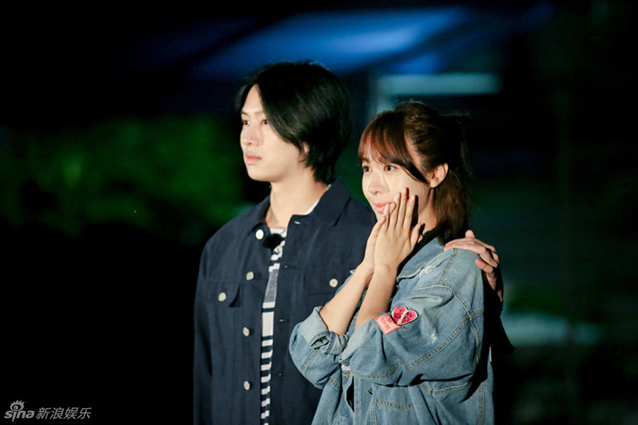 组图:金希澈背后hug李菲儿 恩爱举动似夫妻_高清图集_新浪网