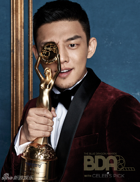 组图:青龙影帝刘亚仁拍宣传海报 举奖杯表情逗_高清图集_新浪网
