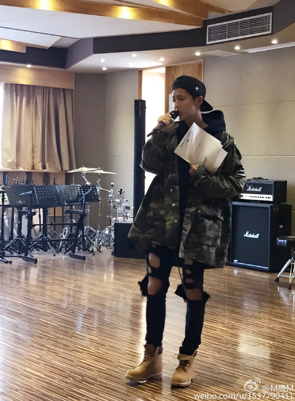 组图:周末不休息!鹿晗晒练歌照破洞裤子抢镜_高清图集_新浪网