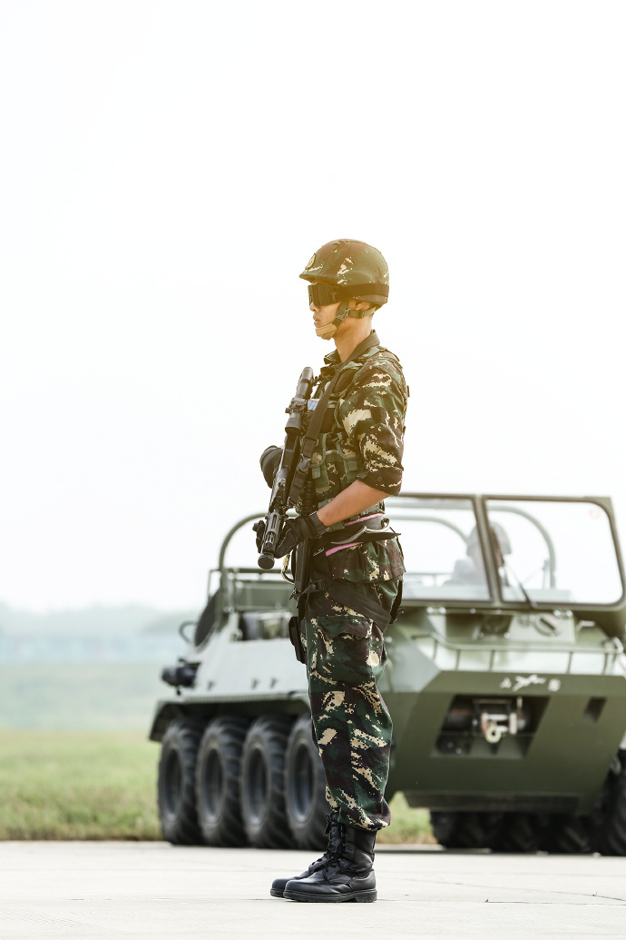 组图:这才帅!特种兵刘金沂目光如虎获猎人勋章_高清图集_新浪网