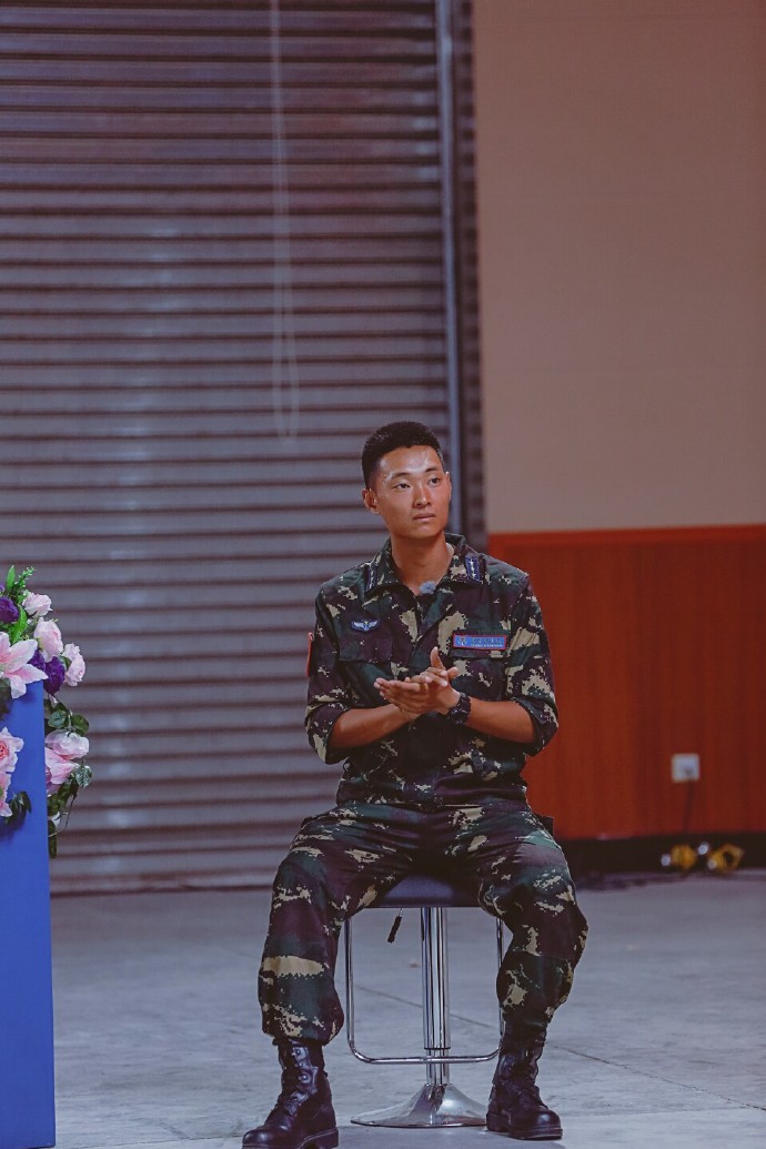 组图:这才帅!特种兵刘金沂目光如虎获猎人勋章_高清图集_新浪网