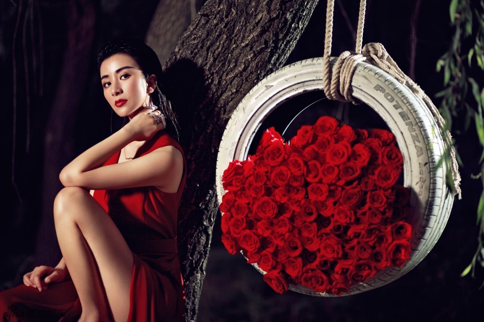 刘庭羽妖娆变复古女郎 深v红裙性感撩人